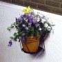 Portavaso da muro antracite con vaso giallo e fiori colorati, Ø 18 cm.