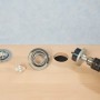 Set di seghe a tazza LUX, 9 pezzi, in uso con trapano per creare un foro.