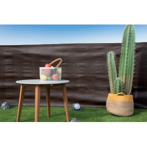 Paravista t.b.t. marrone scuro in giardino con tavolo, cactus e cesto di frutta.