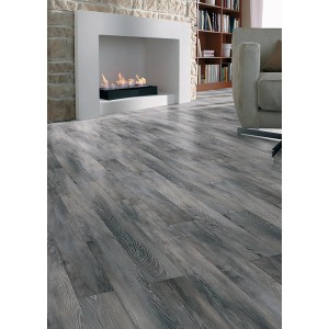 Pavimento laminato grigio in soggiorno con camino e divano.