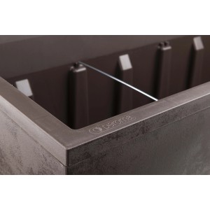 Dettaglio: Fioriera Deroma Millennium in Brownstone con serbatoio d'acqua.