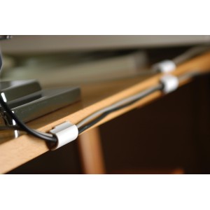Clip per cavi Tesa Powerstrips (5 pz) bianchi fissano i cavi a un tavolo.