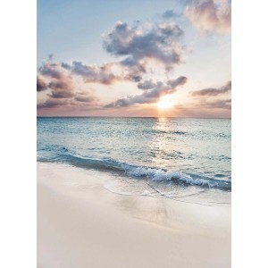 Alba su una spiaggia con mare calmo e onde leggere.