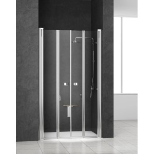 Box doccia t.b.t. con porta a soffietto, telaio argento, doccia sullo sfondo.