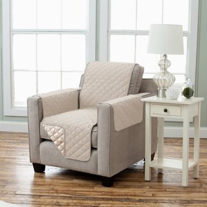 Copripoltrona trapuntato beige con braccioli di t.b.t. per poltrone e divani.