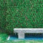 Schermo per la privacy t.b.t. verde in giardino con panca in pietra e rocce.