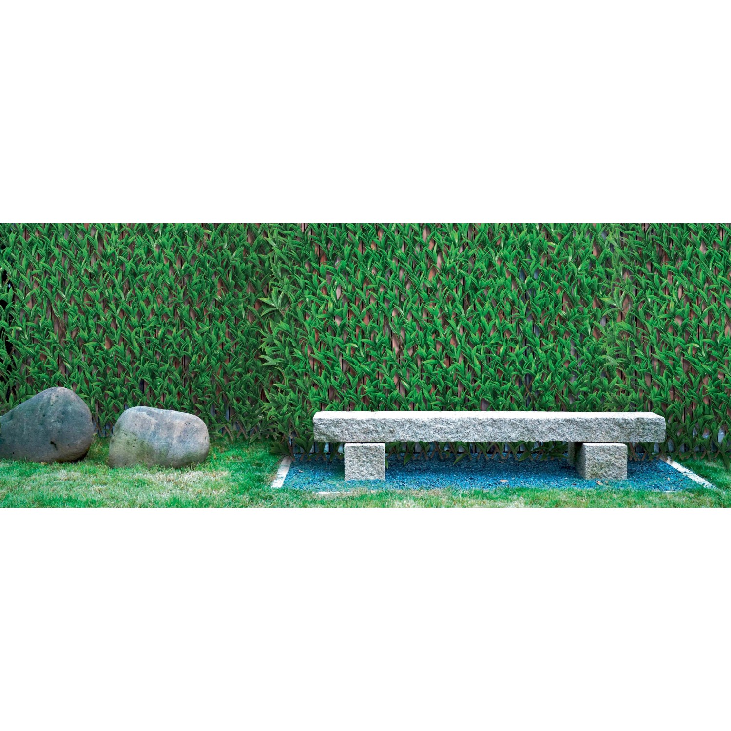 Schermo per la privacy t.b.t. verde in giardino con panca in pietra e rocce.