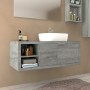 Mobile bagno grigio con lavabo da appoggio bianco e ripiani.