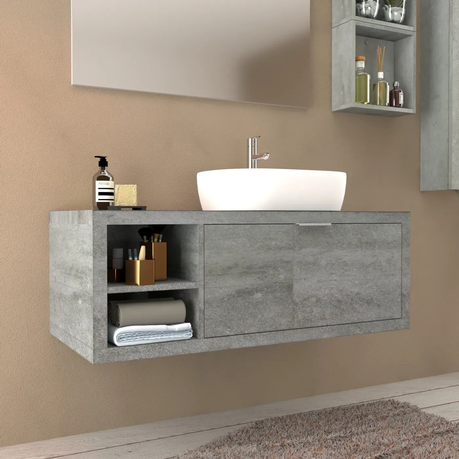 Mobile bagno grigio con lavabo da appoggio bianco e ripiani.
