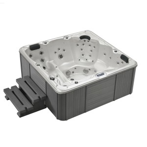 Vasca idromassaggio t.b.t. con pannelli grigi e scaletta.