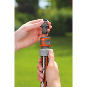 Connettore per tubo Gardena fissato al raccordo del tubo. Accessori per irrigazione.