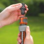Connettore per tubo Gardena fissato al raccordo del tubo. Accessori per irrigazione.