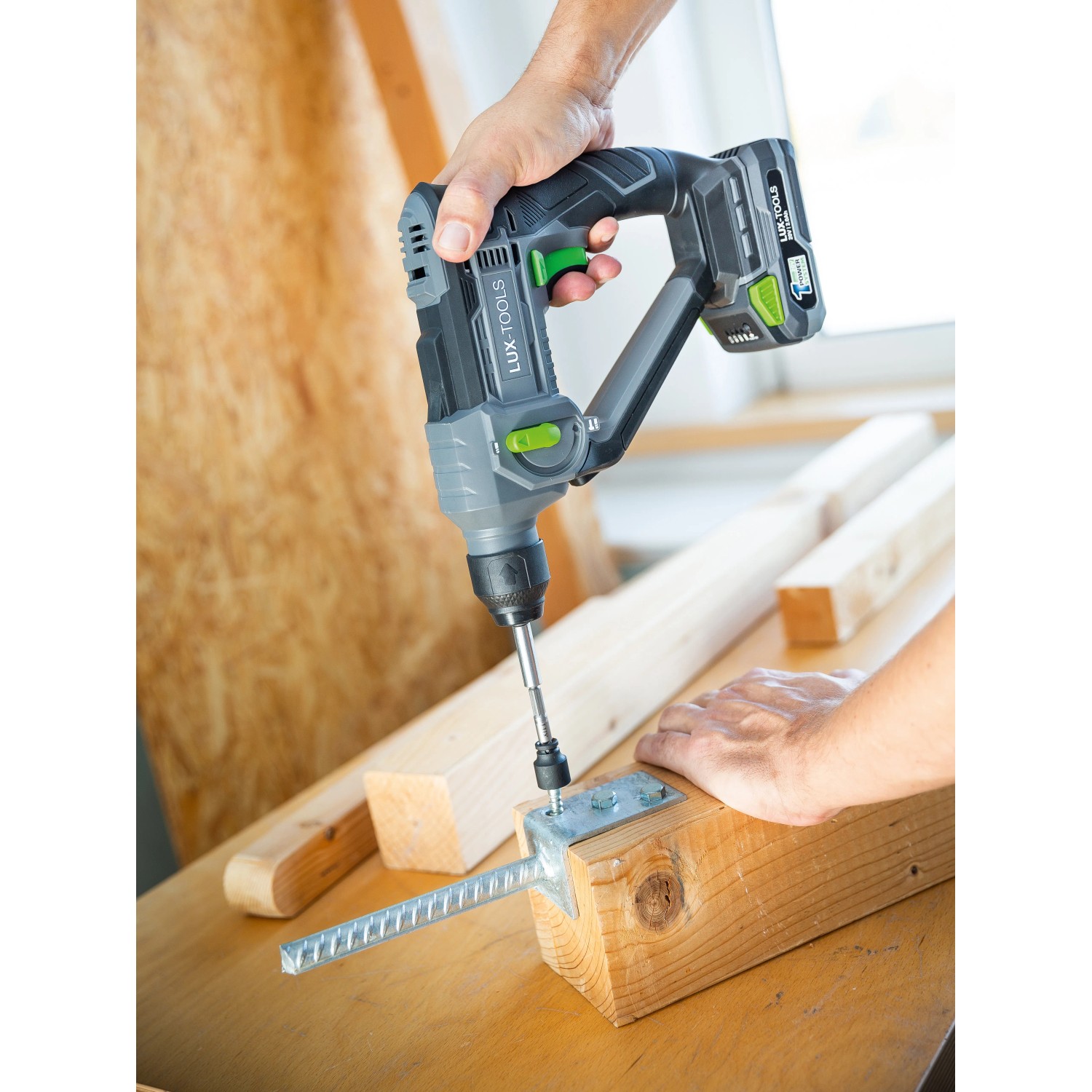 Trapano a percussione a batteria LUX A-BH-20 avvita nel legno con staffa metallica.