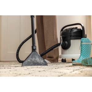 Kärcher SE 4 aspiraliquidi bianco in uso su tappeto. Inclusi stivali di gomma.