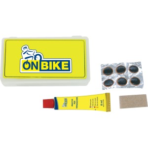 Kit riparazione bici con toppe, colla e carta vetrata per la riparazione dei pneumatici.