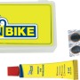 Kit riparazione bici con toppe, colla e carta vetrata per la riparazione dei pneumatici.