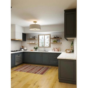 Tappeto t.b.t. in cucina con mobili grigi e pavimento in legno.