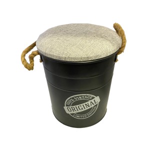 Pouf nero in stile vintage con manici in corda e seduta imbottita.