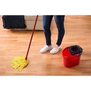 Vileda SuperMocio Soft con ricambio giallo e secchio rosso su pavimento in legno.