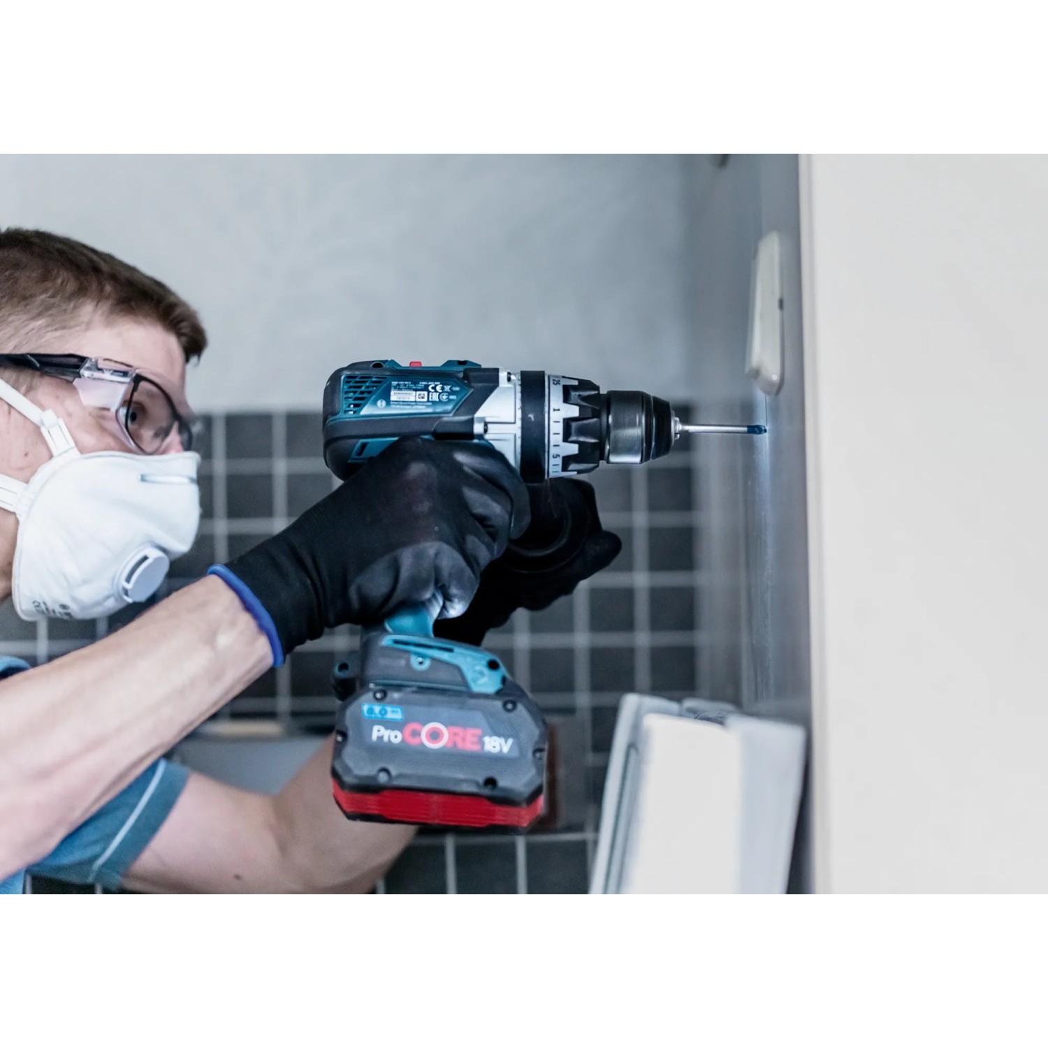 Un utente fora un foro in una parete con una punta per piastrelle Bosch Expert Hard Ceramic.