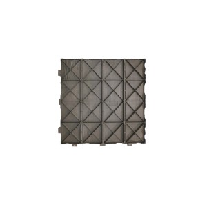 Piastrella quadrata grigia per patio con motivo a X per esterni.