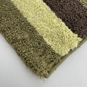 Tappeto da bagno t.b.t. a righe nei toni del marrone e del beige.