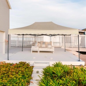 Gazebo t.b.t. beige con area salotto su terrazza. Ideale per giardino e terrazzo.