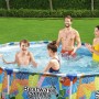 Famiglia che si diverte in una piscina con struttura in acciaio Bestway con motivo giungla in giardino.