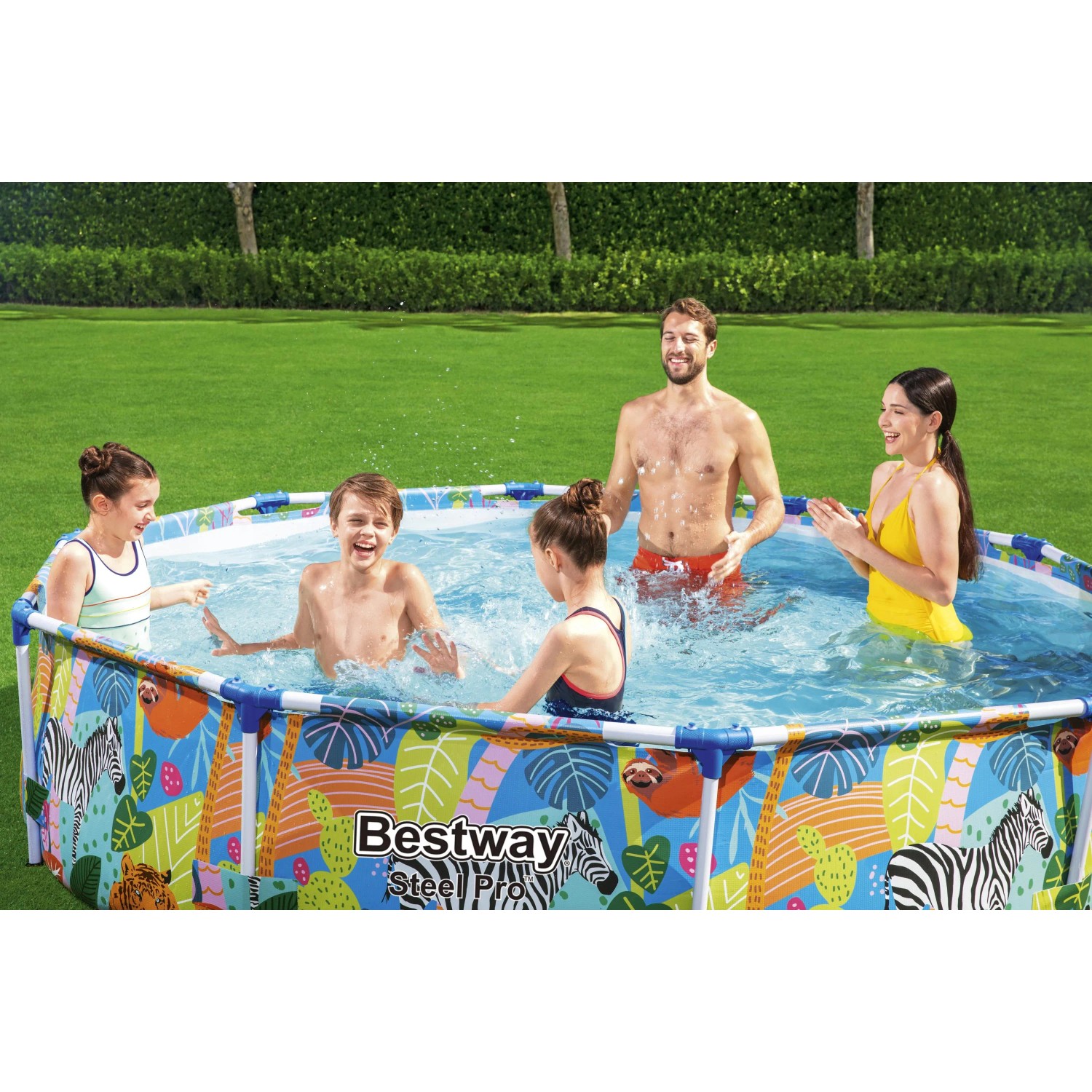 Famiglia che si diverte in una piscina con struttura in acciaio Bestway con motivo giungla in giardino.