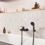 Tubo doccia Grohe VitalioFlex Trend, 150 cm, nero opaco, montato su una vasca da bagno.