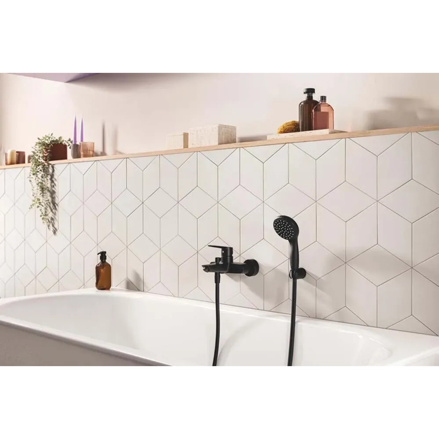 Tubo doccia Grohe VitalioFlex Trend, 150 cm, nero opaco, montato su una vasca da bagno.