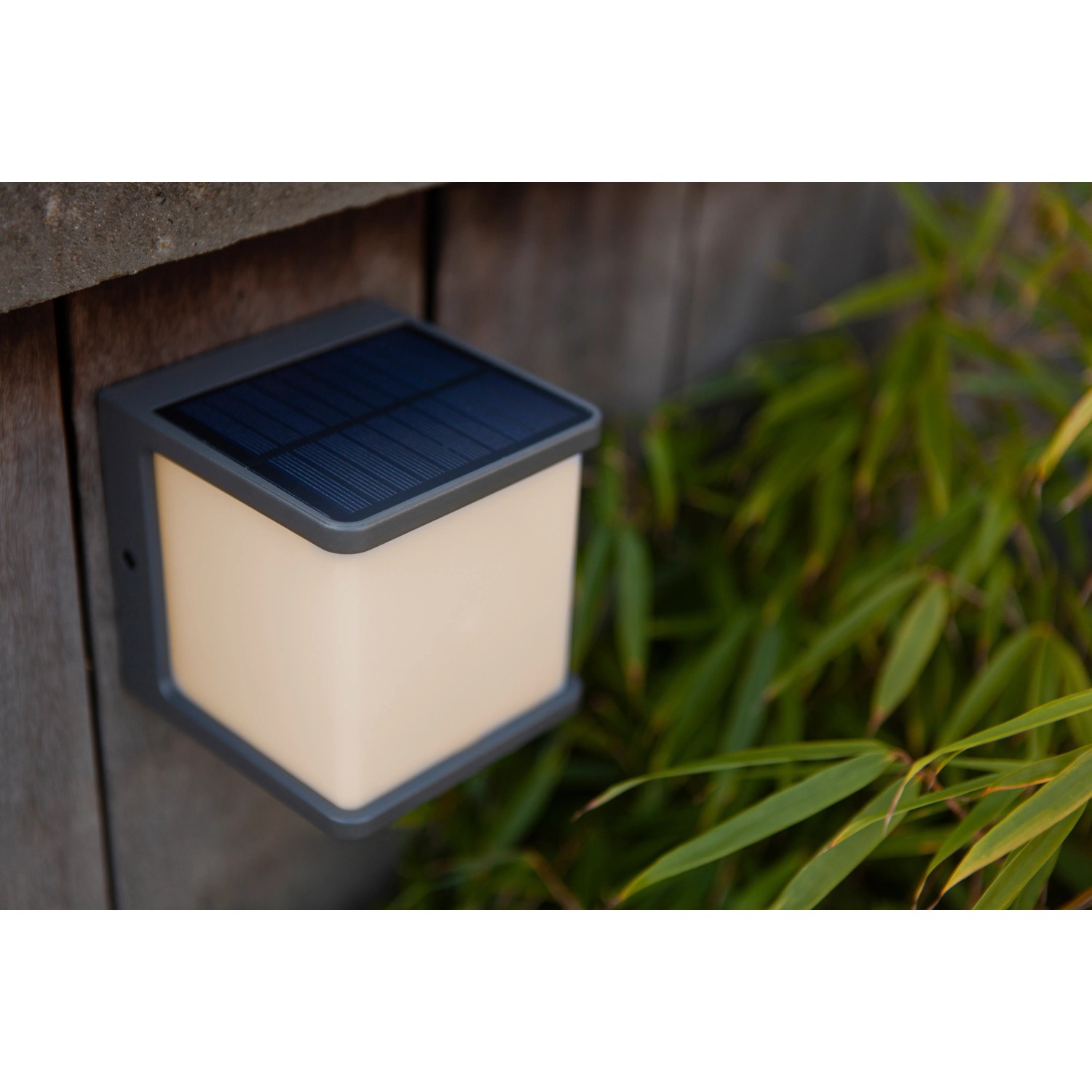 Applique solare a LED Lutec Doblo color antracite con pannello solare integrato.