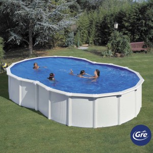 Piscina ovale Gre Varadero, 640x390x120 cm, con parete in acciaio bianca e bambini che nuotano in giardino.
