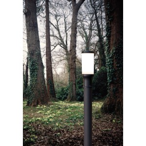 Lampione da giardino t.b.t. grigio in ambiente esterno. La lanterna illumina il giardino.