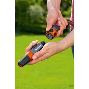 Connettore per tubo Gardena: due raccordi per irrigazione vengono collegati.