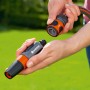 Connettore per tubo Gardena: due raccordi per irrigazione vengono collegati.