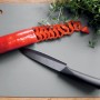 Tagliere t.b.t. grigio con peperone, erbe e coltello.