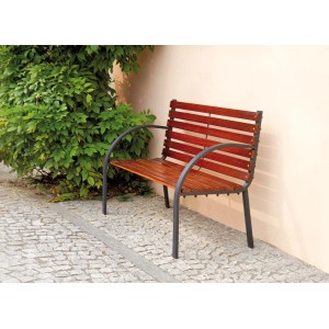 Panca in legno con braccioli per giardino o terrazzo.