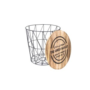 Cesto in filo metallico con coperchio in legno, accessorio per tavolino da bistrò.