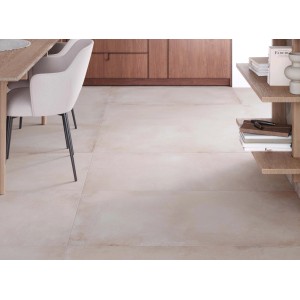 Piastrelle per pavimenti chiare posate in un soggiorno.