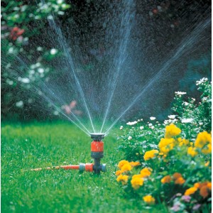 Irrigatore a cerchio Gardena Comfort Vario su picchetto irriga il prato. Spruzzo in giardino.