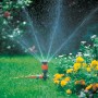 Irrigatore a cerchio Gardena Comfort Vario su picchetto irriga il prato. Spruzzo in giardino.