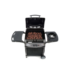 Barbecue a gas con fornello laterale e cibo sulla griglia.