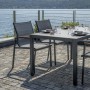 Set di mobili da giardino t.b.t. grigio con tavolo e sedie su terrazza con vista lago.