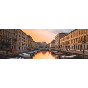 Motivo Quadri: Canale a Trieste all'alba, circondato da edifici storici e piccole imbarcazioni.