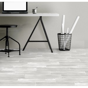 Piastrelle per pavimenti chiare effetto legno posate in uno studio arredato in stile moderno.