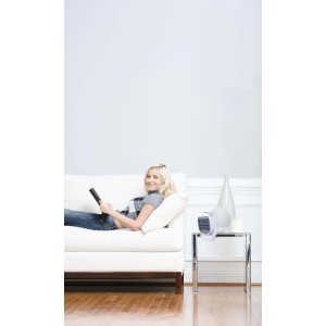 Donna si rilassa con ventilatore in soggiorno.