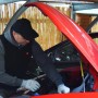Uomo con abbigliamento da lavoro ripara auto. Categoria: Abbigliamento da lavoro e accessori.