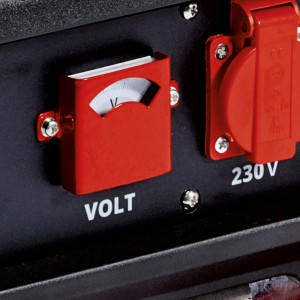 Dettaglio: voltmetro e presa 230V sul generatore di corrente a benzina Einhell TC-PG 35/E5.