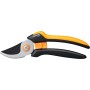 Forbici da potatura bypass Fiskars Solid P341-L, cesoie da giardino con lama nera e manico giallo-nero.